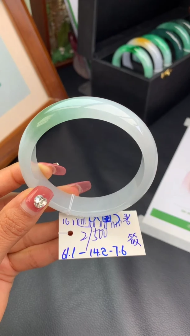 翡翠手镯未镶嵌玉手镯