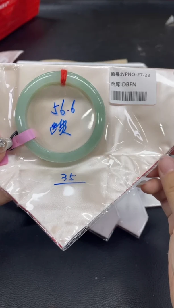 翡翠手镯未镶嵌翡翠手镯