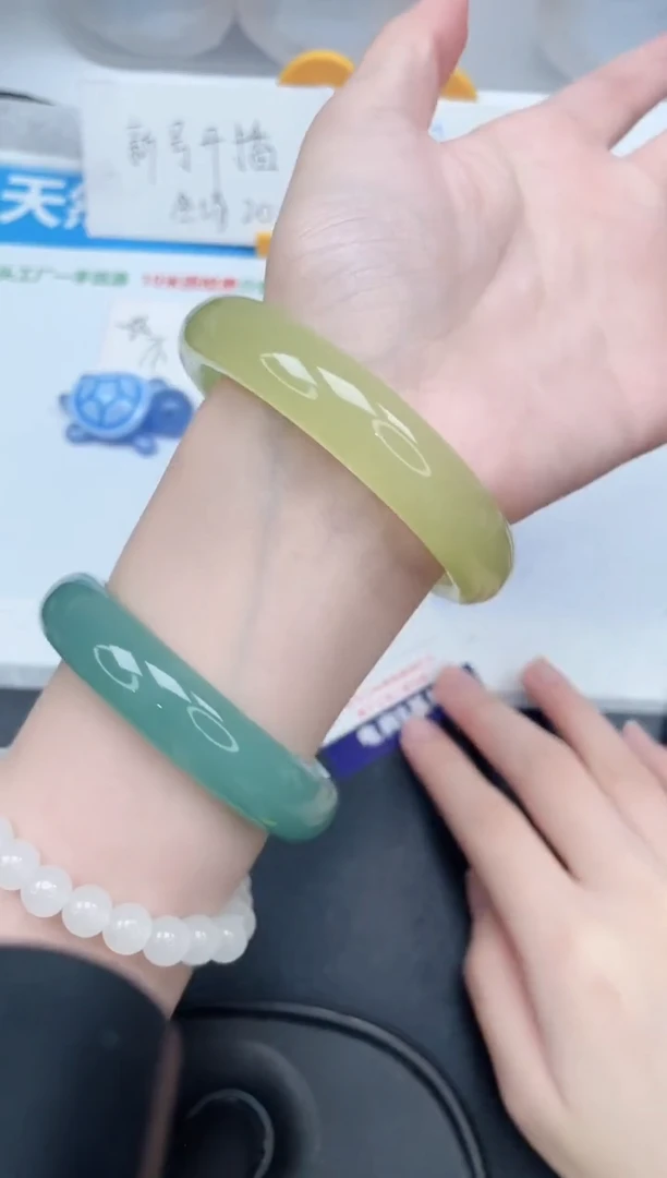 石英质玉手镯未镶嵌390-61