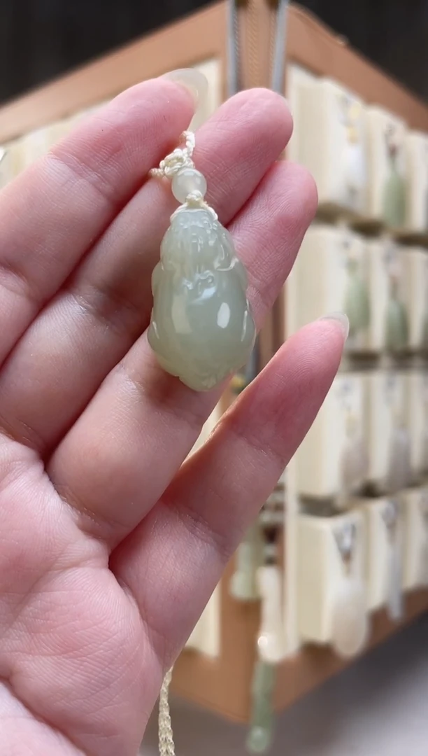 和田玉未镶嵌颈饰貔貅（有个小坑）