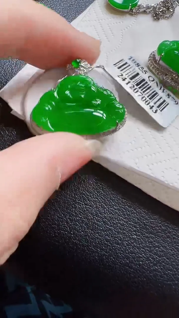 颈饰18K金镶嵌翡翠佛
