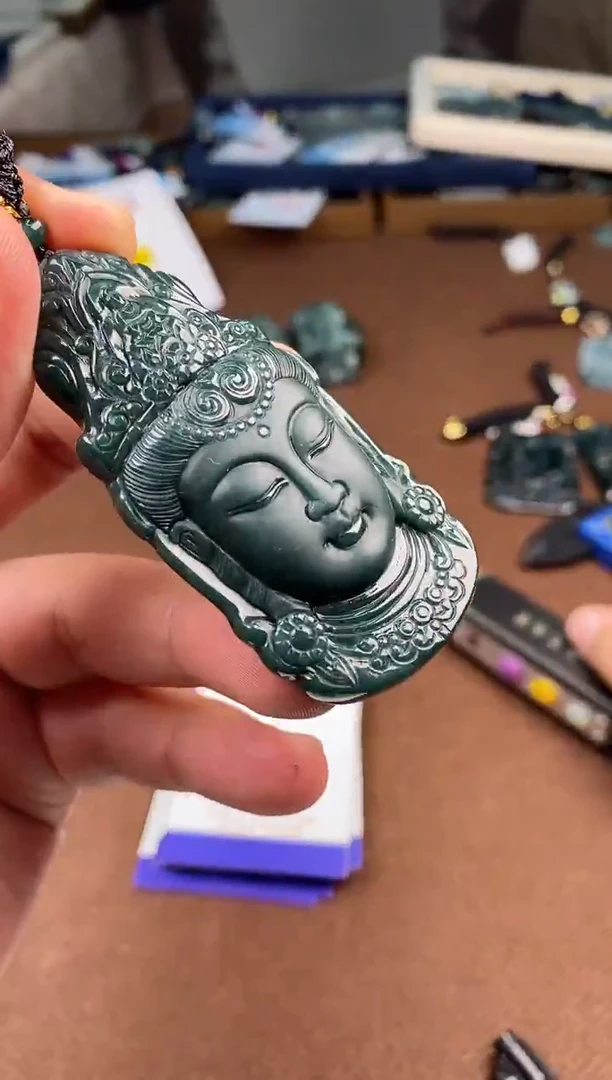 颈饰未镶嵌翡翠  多样性发其一