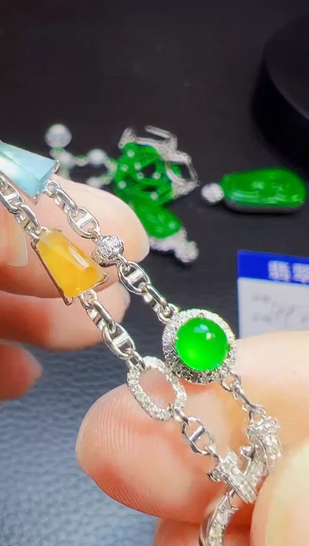 颈饰18K金镶嵌翡翠夏****?翡翠