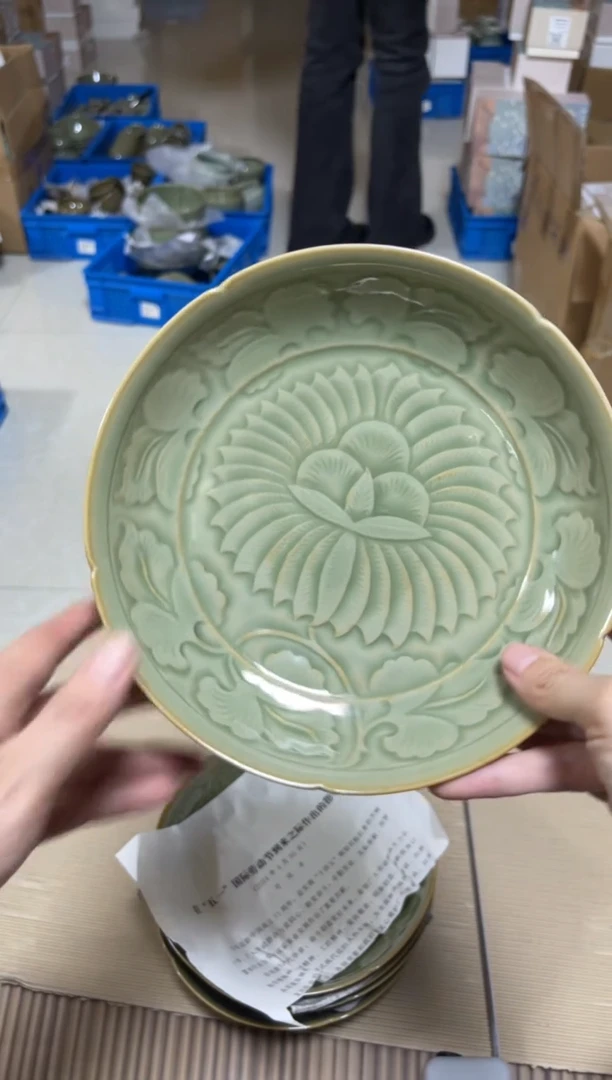 陶瓷橄榄绿葵口大牡丹盘 微瑕