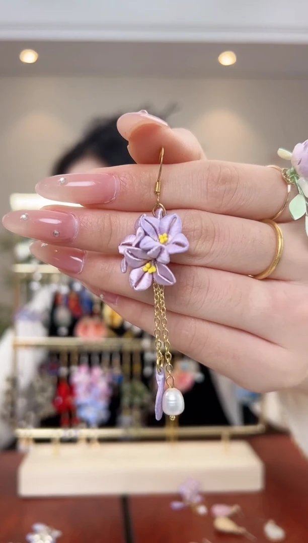 刺绣紫色缠花耳环