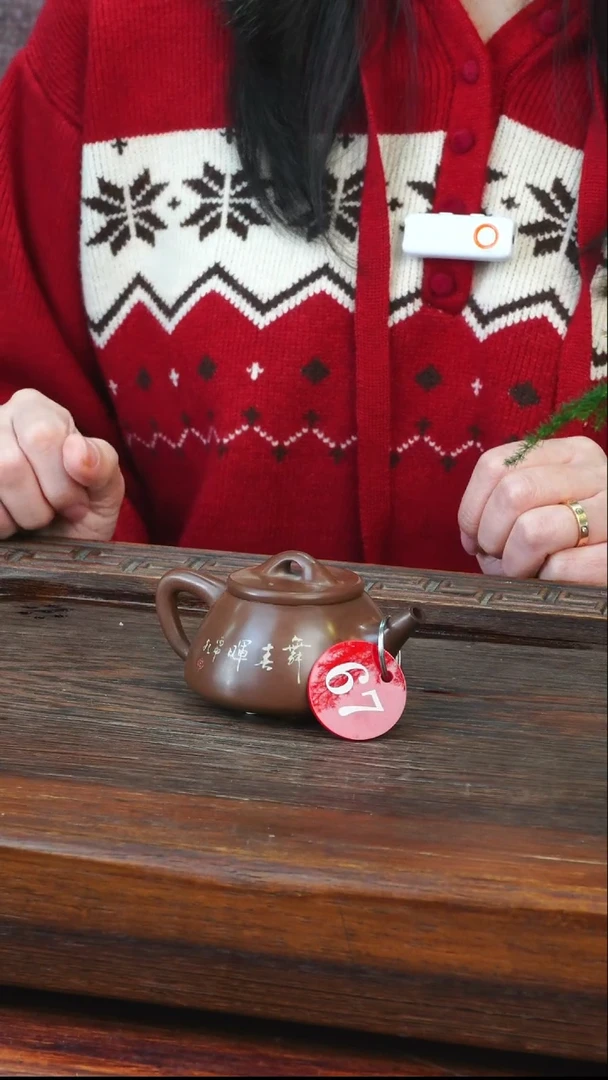 67逢春紫陶全手工羊肝红刻填石瓢壶100ml（微微瑕）