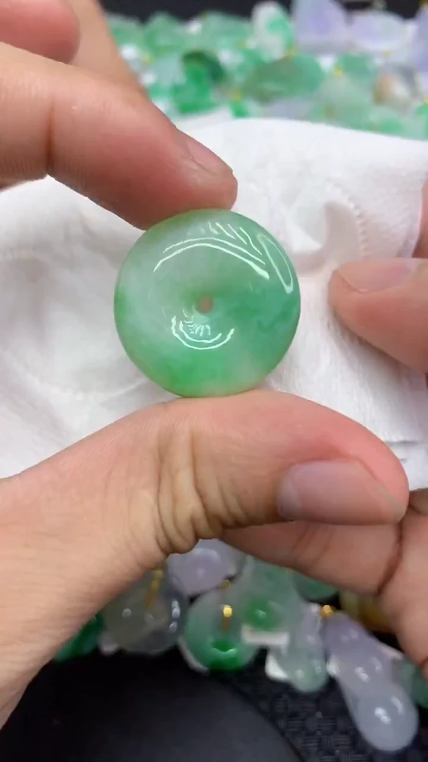 翡翠未镶嵌颈饰天然缅甸A货翡翠