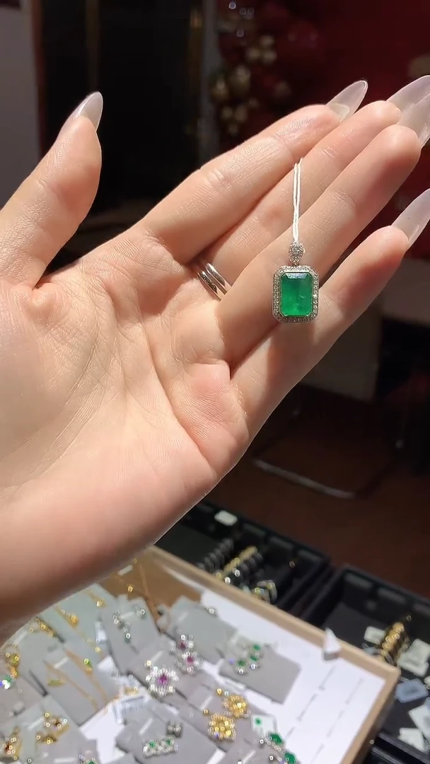 【闪购商品】祖母绿吊坠18K金镶嵌祖母绿吊坠