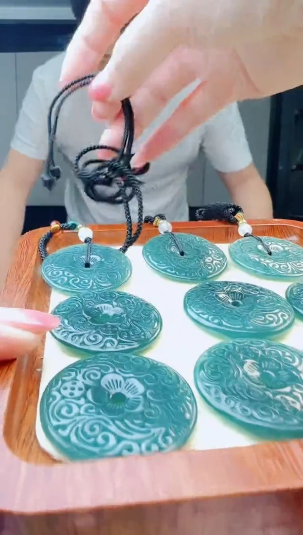 颈饰未镶嵌翡翠多样性发其中一