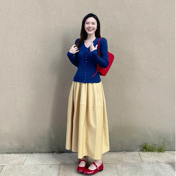 2025春季新款深蓝色V领长袖开衫搭小鸡黄半身裙踏青春装气质穿搭