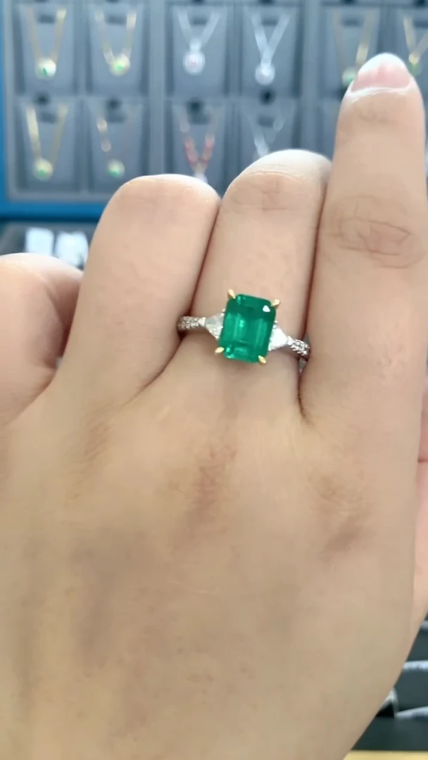 18K金镶嵌戒指祖母绿2.61克拉