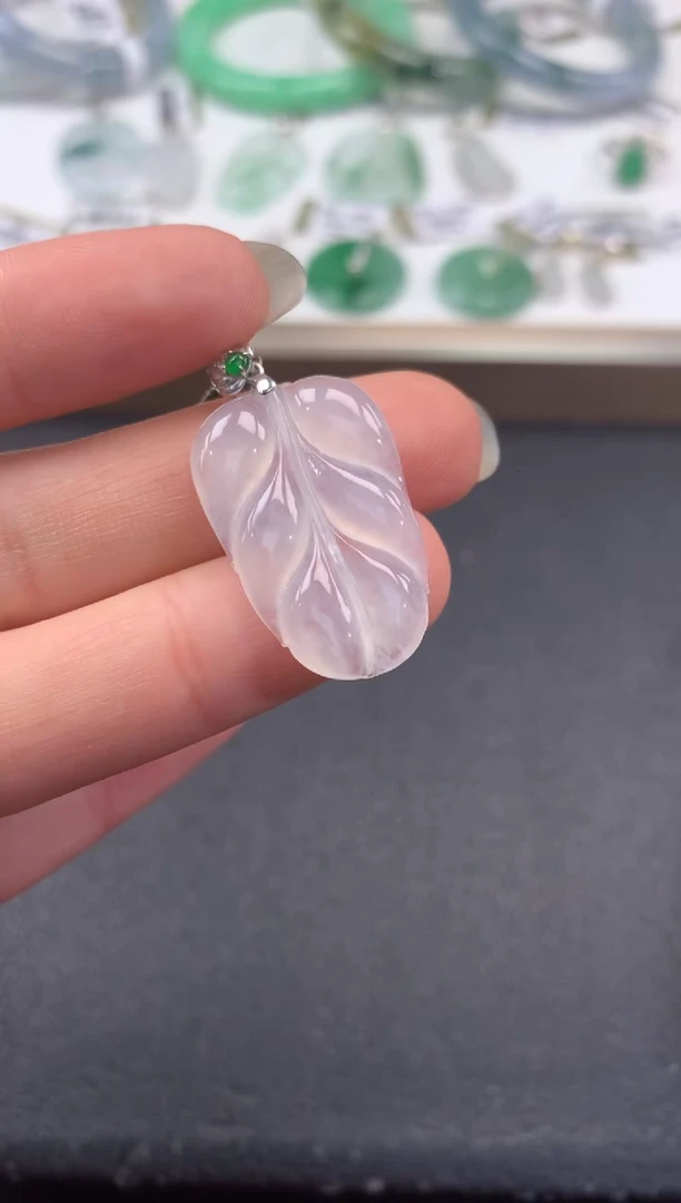 颈饰18K金镶嵌翡翠退货需吊牌标签完好