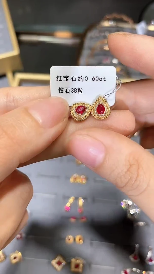 18K金镶嵌耳饰红宝石