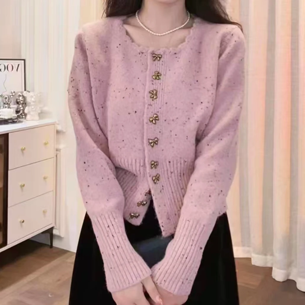 【艾萱萱】2505款花边领金属蝴蝶结纽扣毛衣开衫女 约54