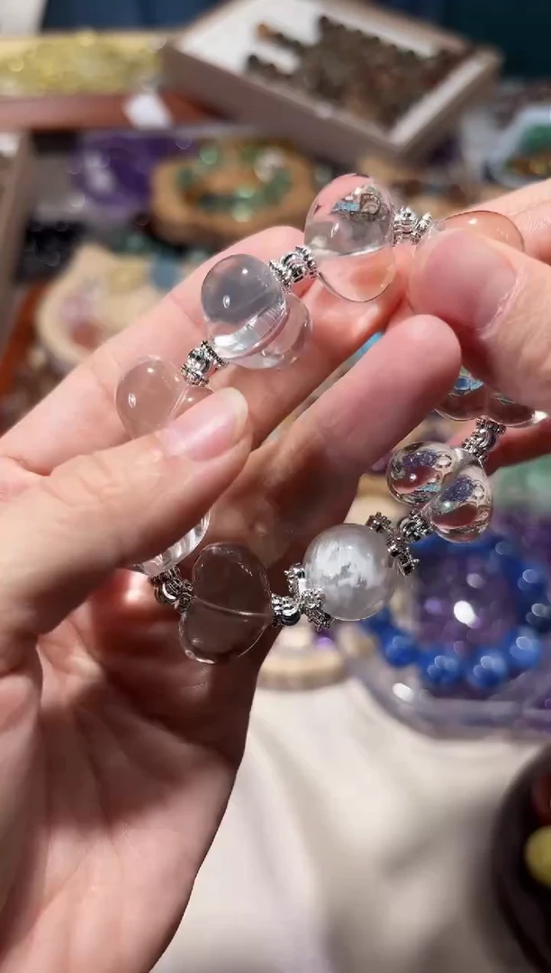 水晶手串未镶嵌白水晶屁桃一个约卡19*14