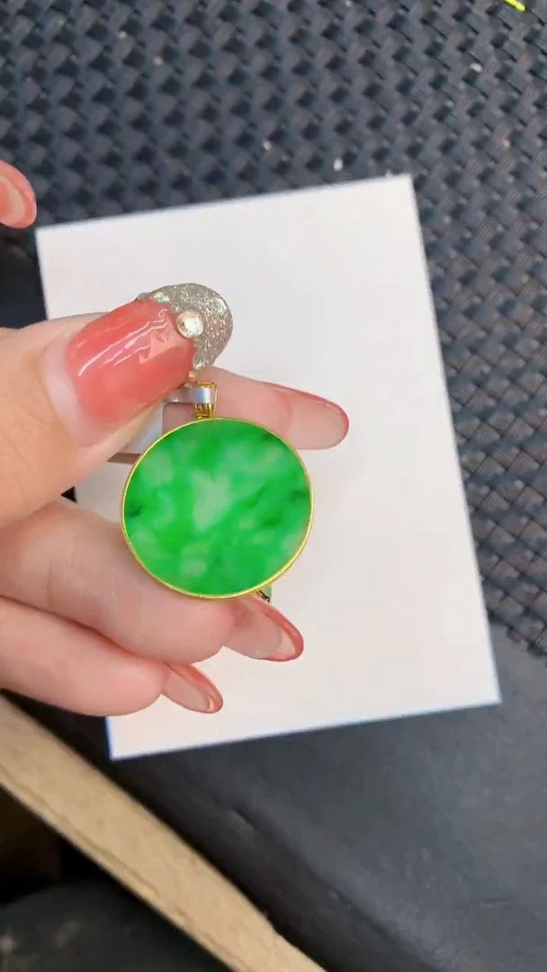 颈饰18K金镶嵌翡翠1