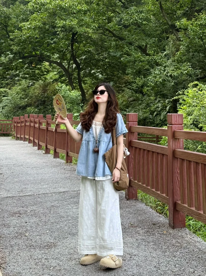 2025夏季新款韩系花边假两件V领拼接上衣搭配刺绣阔腿裤两件套