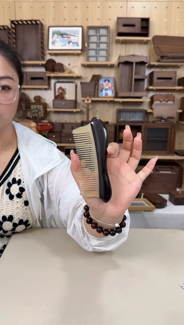 木萍*紫光檀无柄羊角细齿梳子