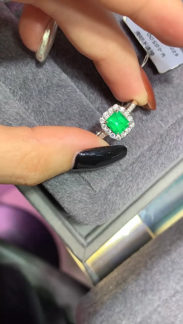 18K金镶嵌戒指祖母绿0.9ct哥伦比亚