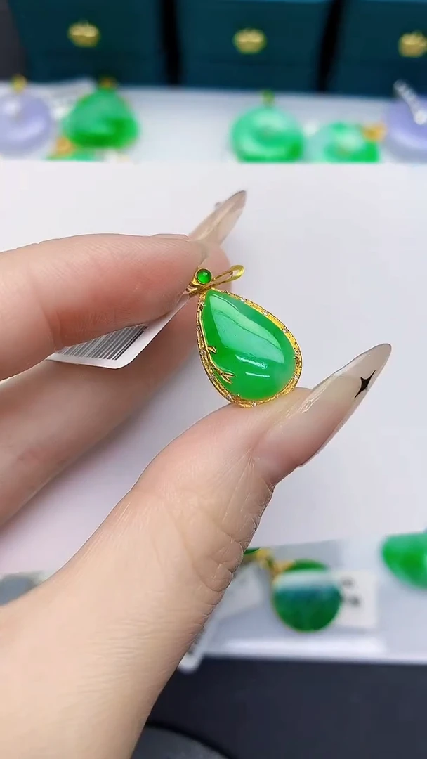 颈饰18K金镶嵌翡翠缅甸天然翡翠A货