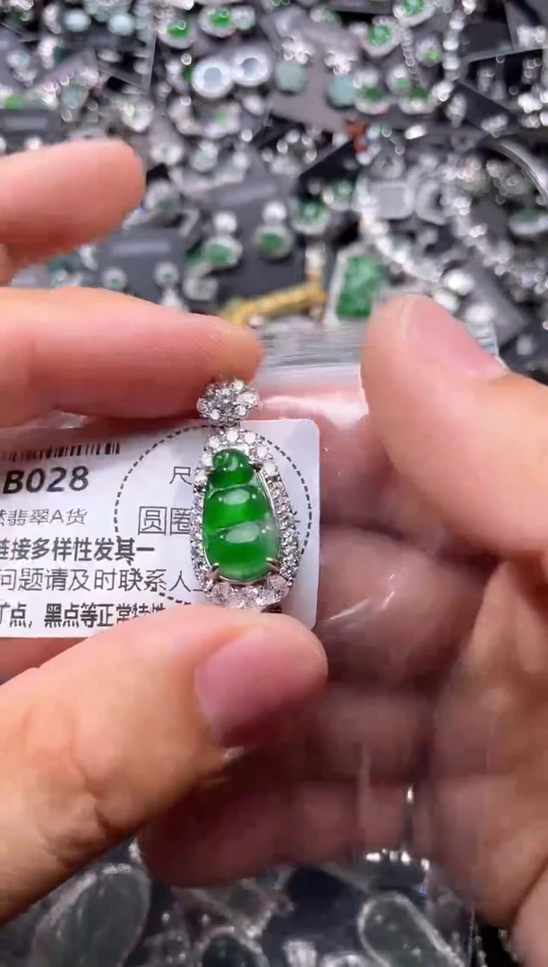 翡翠未镶嵌颈饰B028吊坠