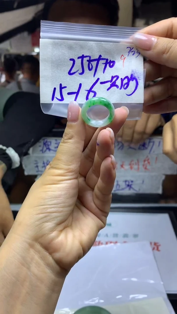 定制翡翠未镶嵌ᥫ****)毛货需精细抛光拍一发一