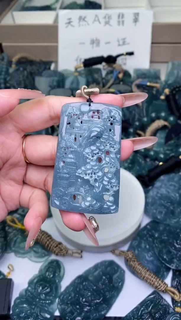 颈饰未镶嵌翡翠