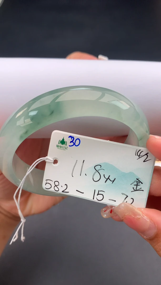 【闪购商品】翡翠手镯未镶嵌 #情人节#送礼，下单联系客服核对地址~