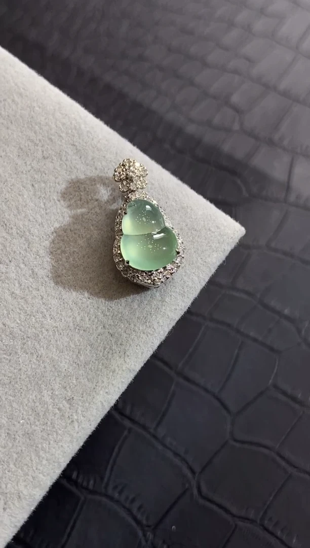 颈饰18K金镶嵌翡翠收到货48小时鉴赏期（超时不退不换）