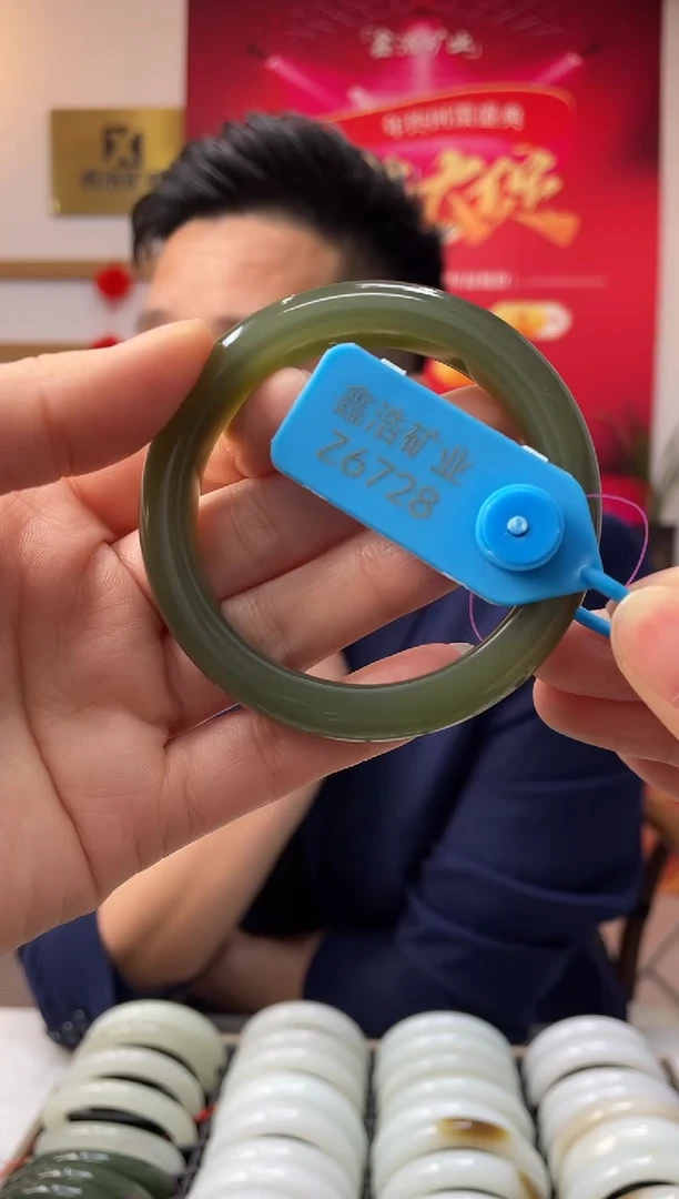 【闪购商品】和田玉手镯未镶嵌沙枣青 Z6728 圈口54