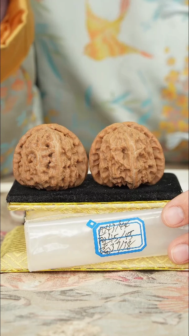 【闪购商品】文玩核桃把件白狮子