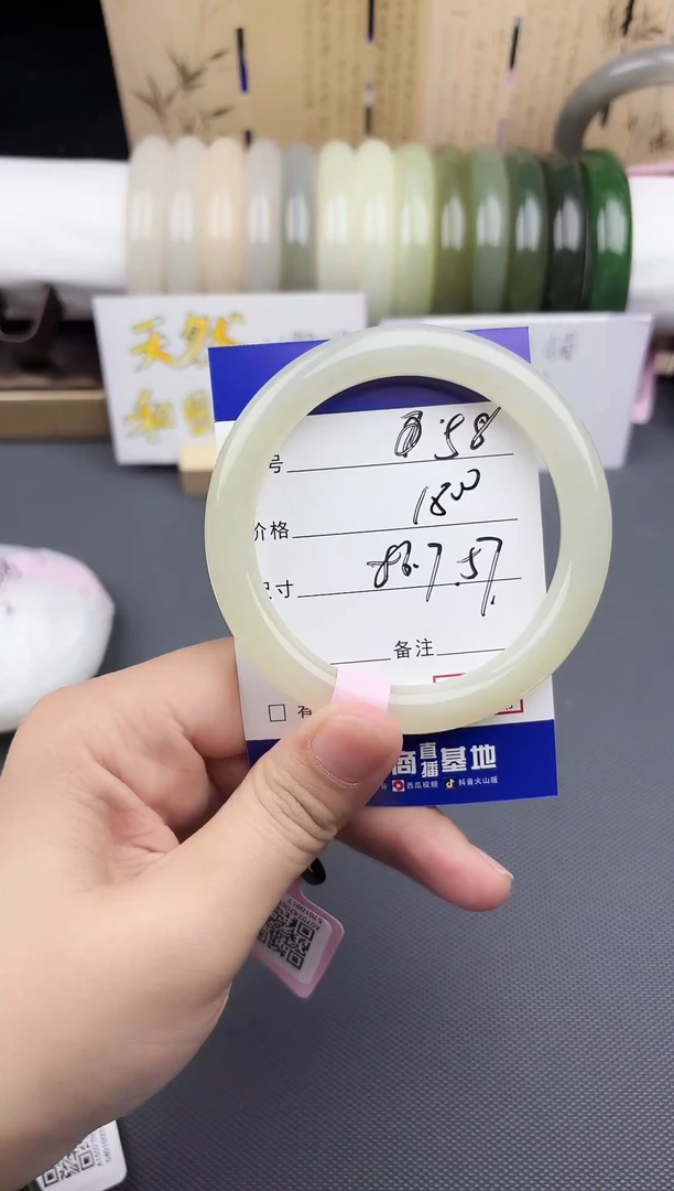 【闪购商品】和田玉手镯未镶嵌58