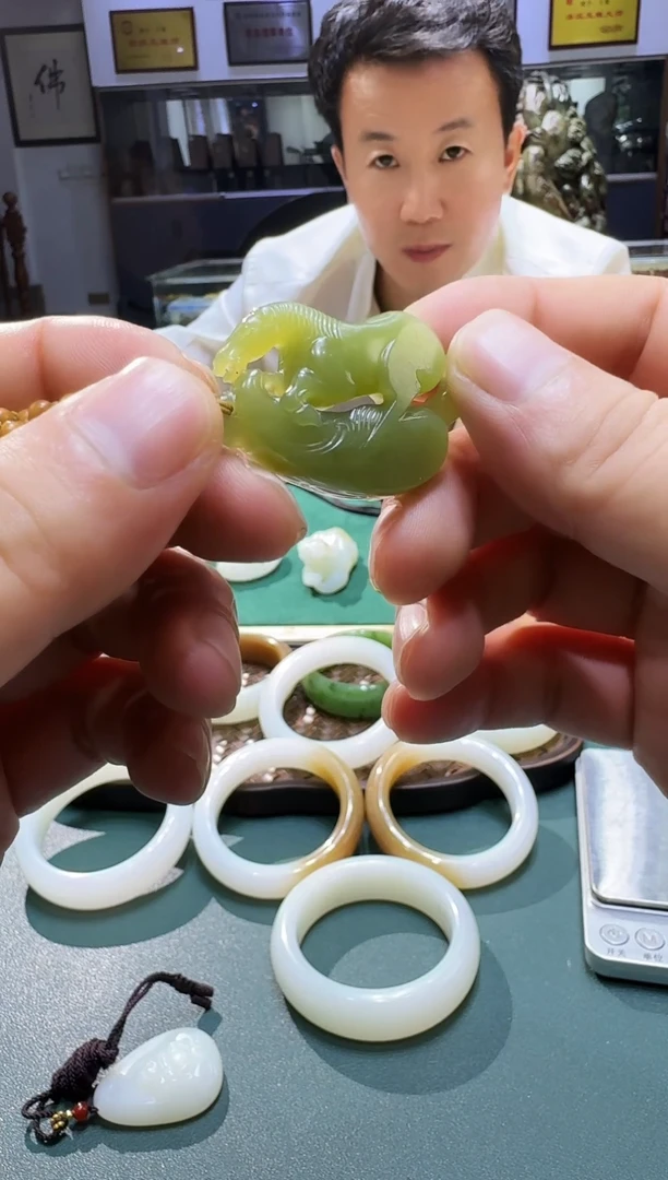 颈饰未镶嵌和田玉（黄玉）马上发财吊坠