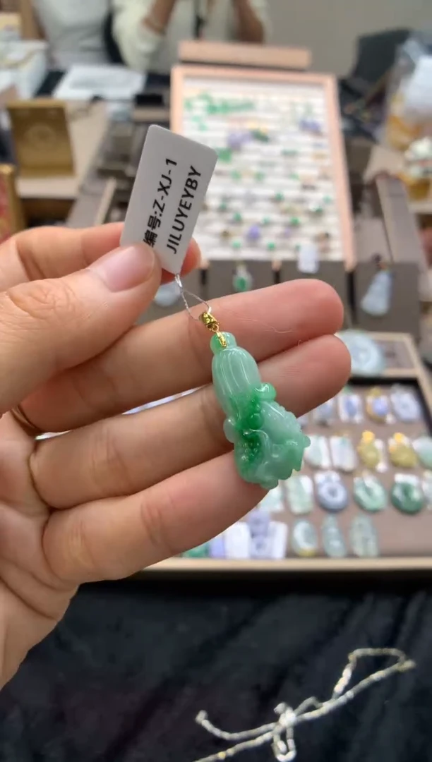 颈饰18K金镶嵌翡翠白菜
