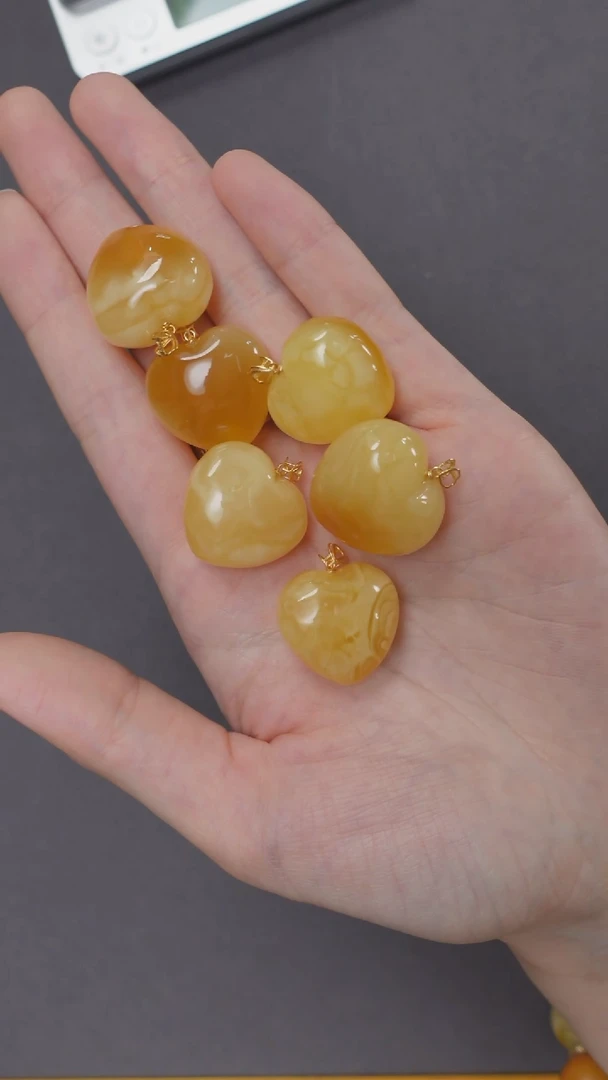 蜜蜡颈饰18K金镶嵌蜜蜡屁桃吊坠/多样性发货一件