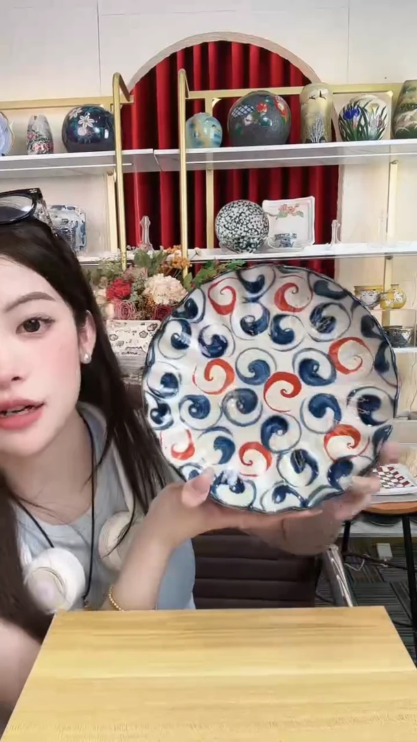 陶瓷宗山窑23cm花瓣盘赤绘旋涡一个