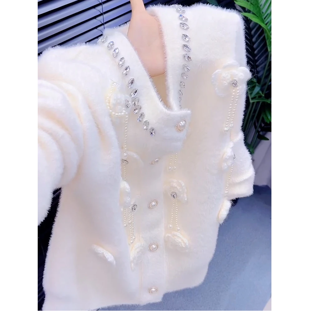 温柔慵懒风白色钉珠花朵针织开衫大码2025秋新款独特减龄甜美毛衣