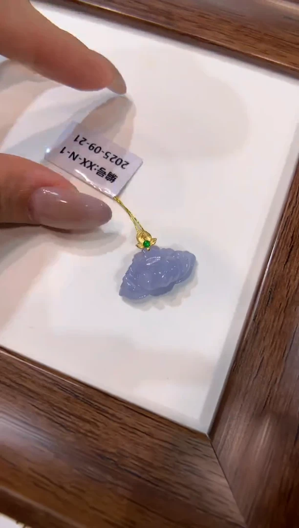 颈饰18K金镶嵌翡翠莲花