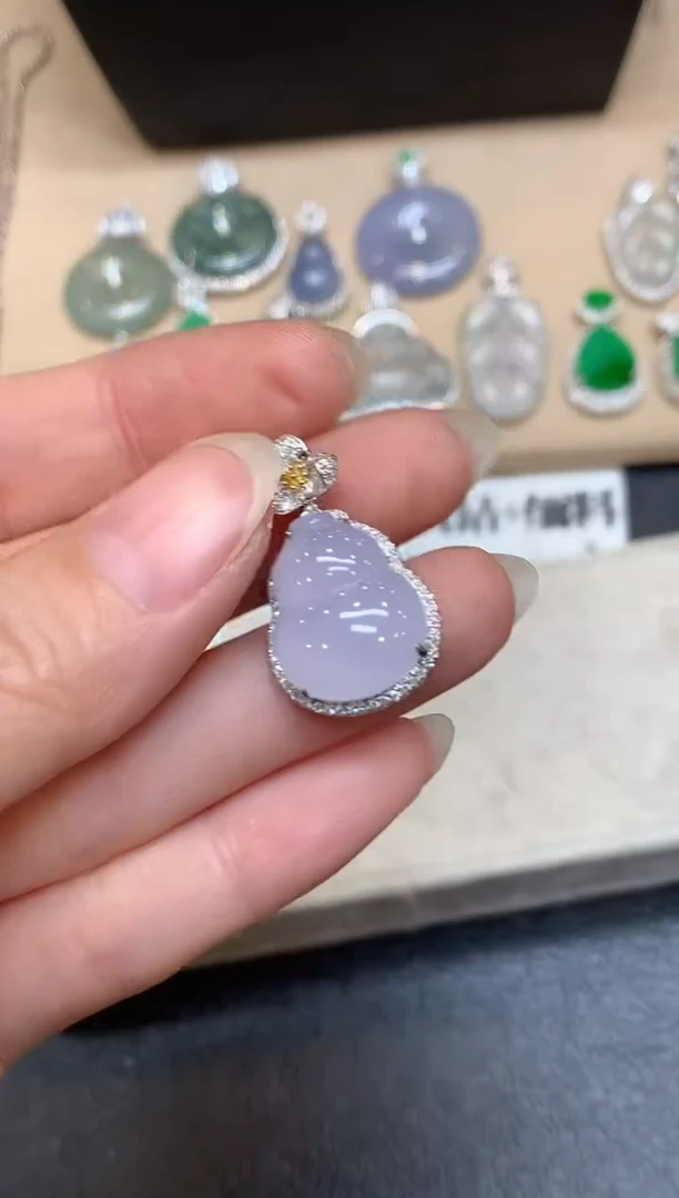 颈饰18K金镶嵌翡翠【无服务费