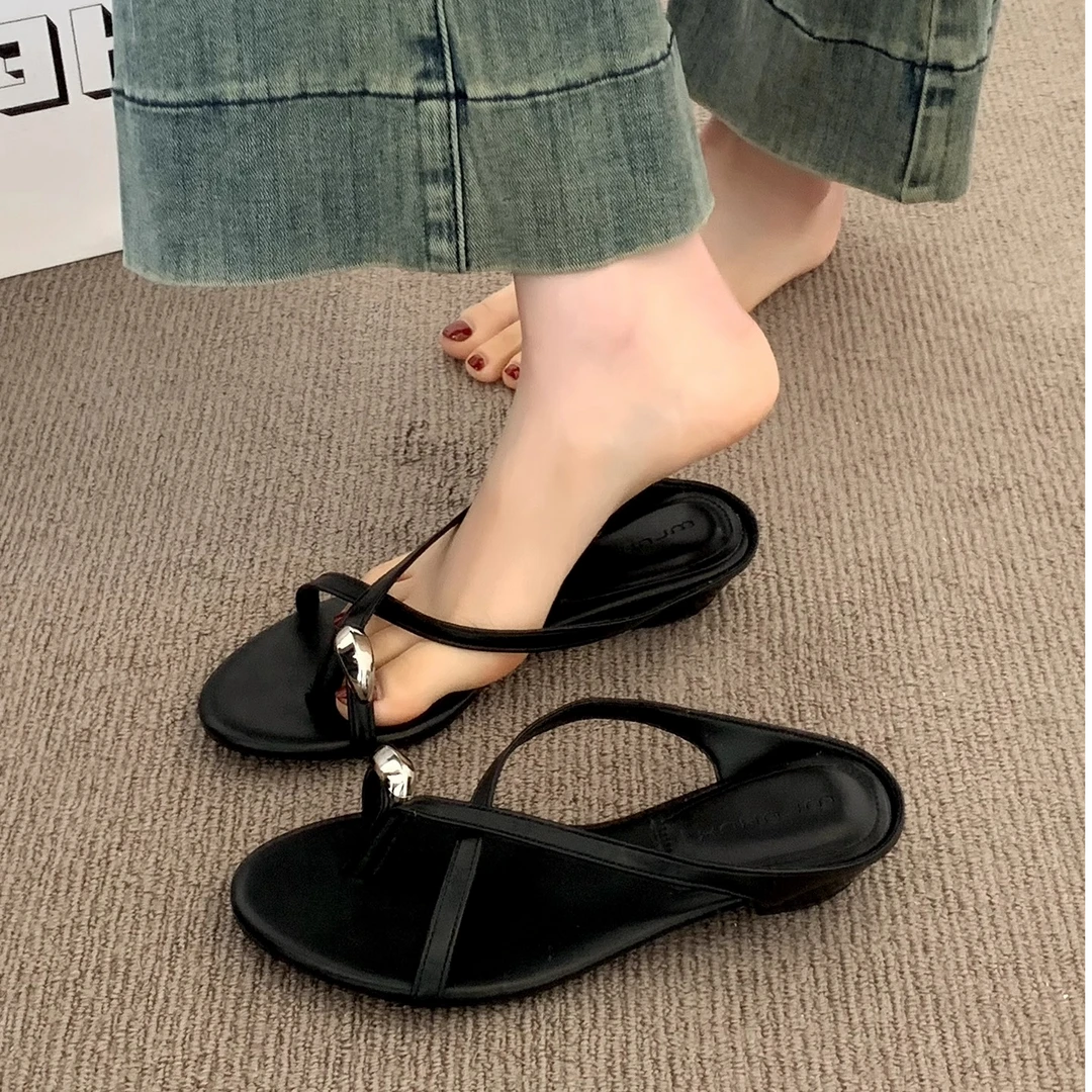 套趾夹脚人字拖女夏季外穿金属扣猫跟夹趾凉拖鞋百搭凉鞋2025新款