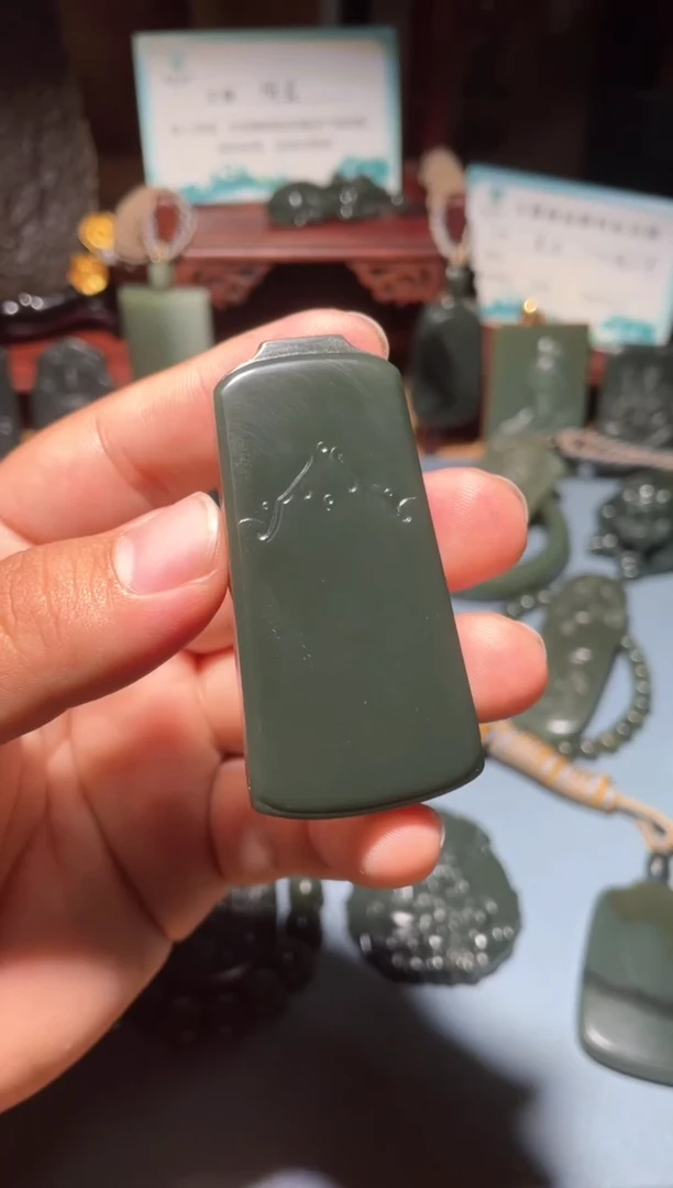 颈饰未镶嵌和田玉(青玉)1