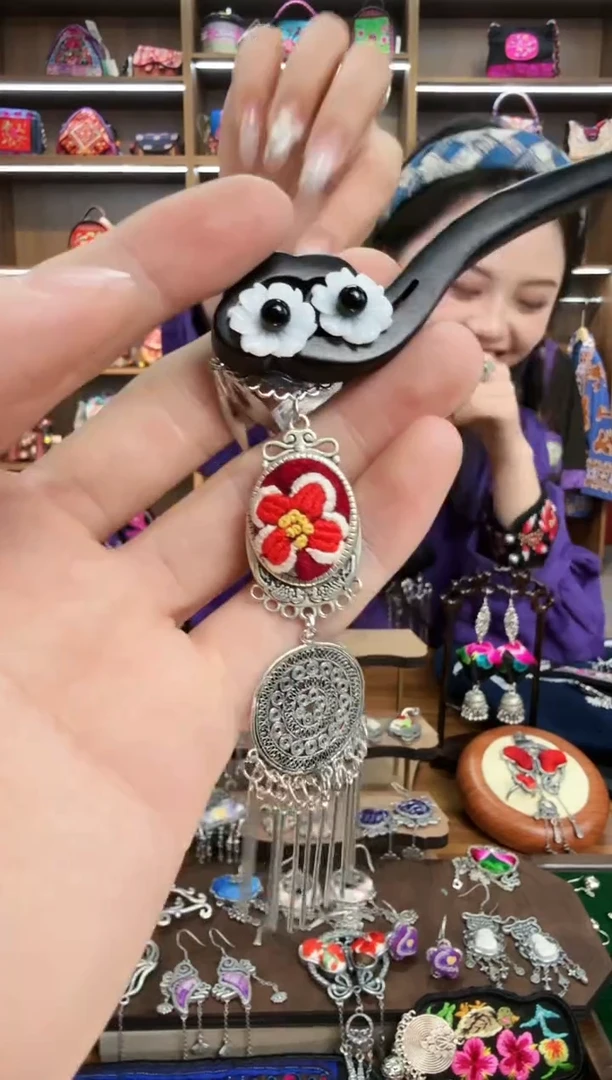 【闪购商品】织绣145蒙阿苏苗绣传承