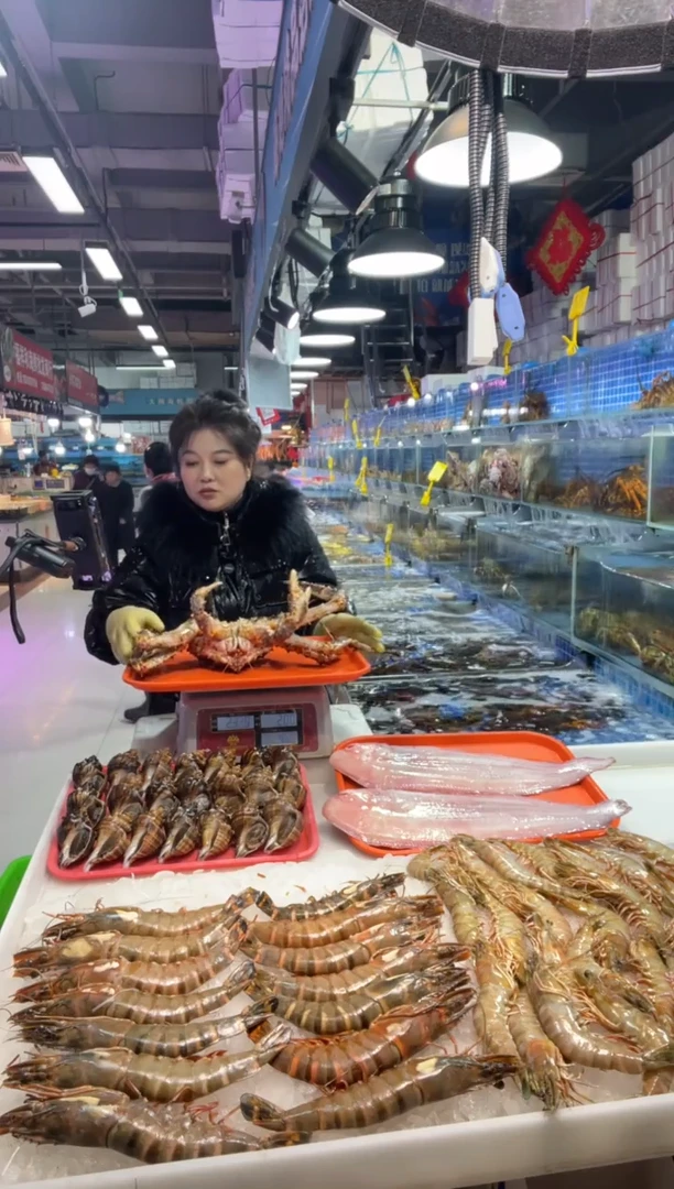 中国大陆鲜活红帝王蟹1只，4.6斤