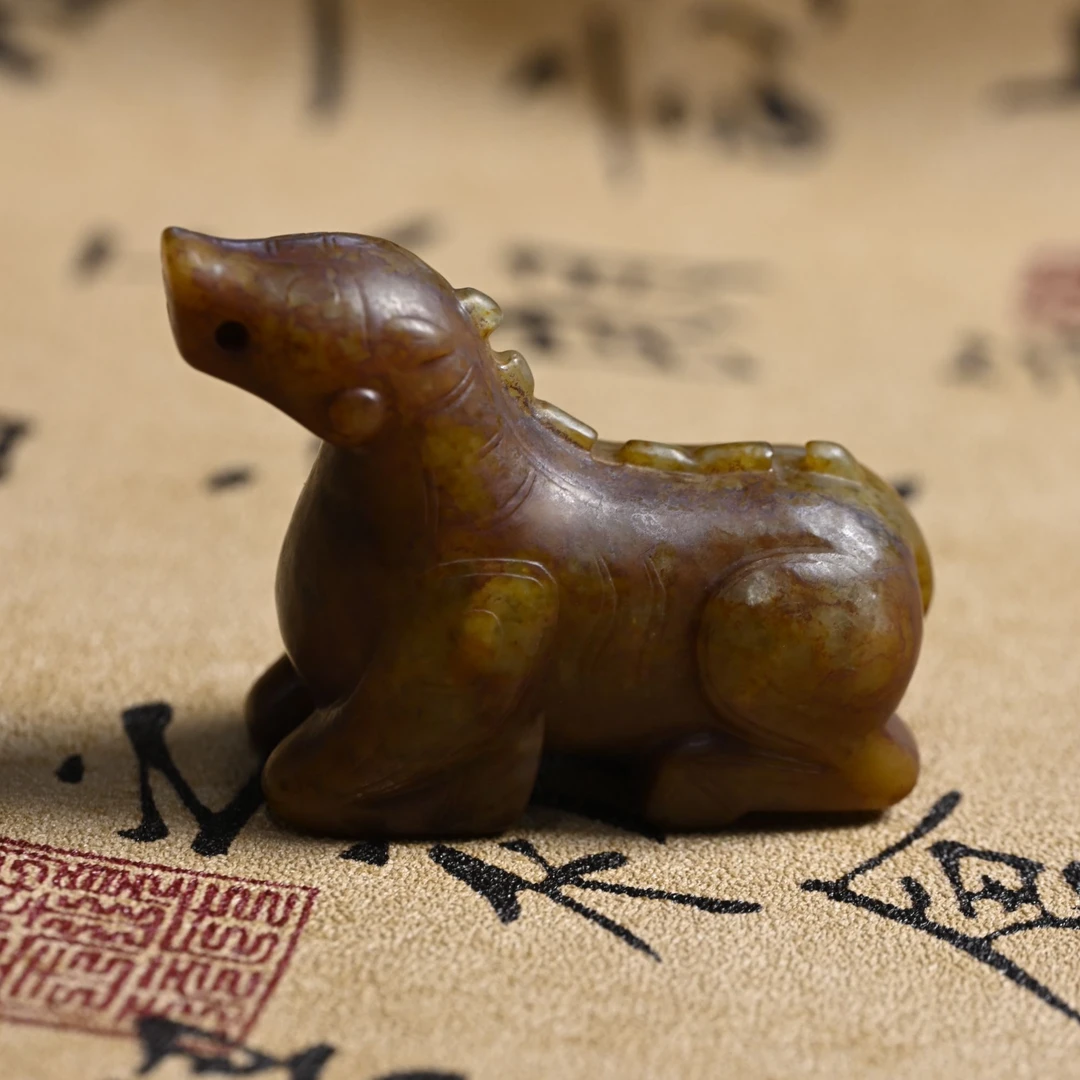 577352 和田玉 黑红沁兽