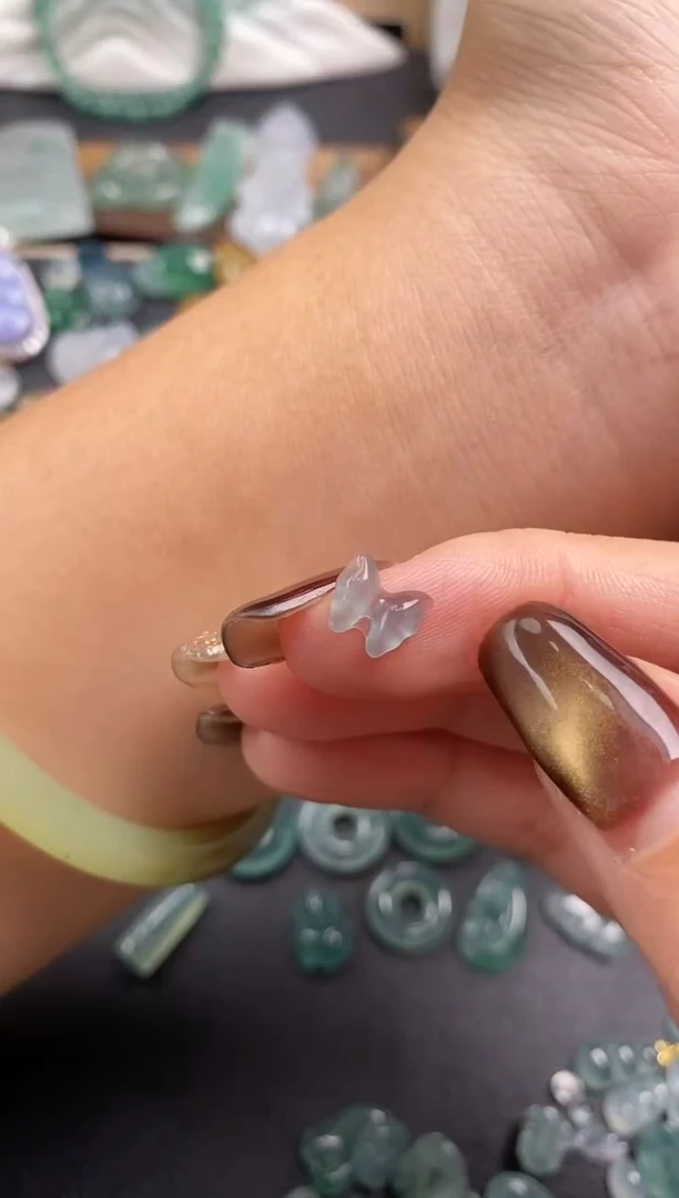 颈饰未镶嵌翡翠蝴蝶