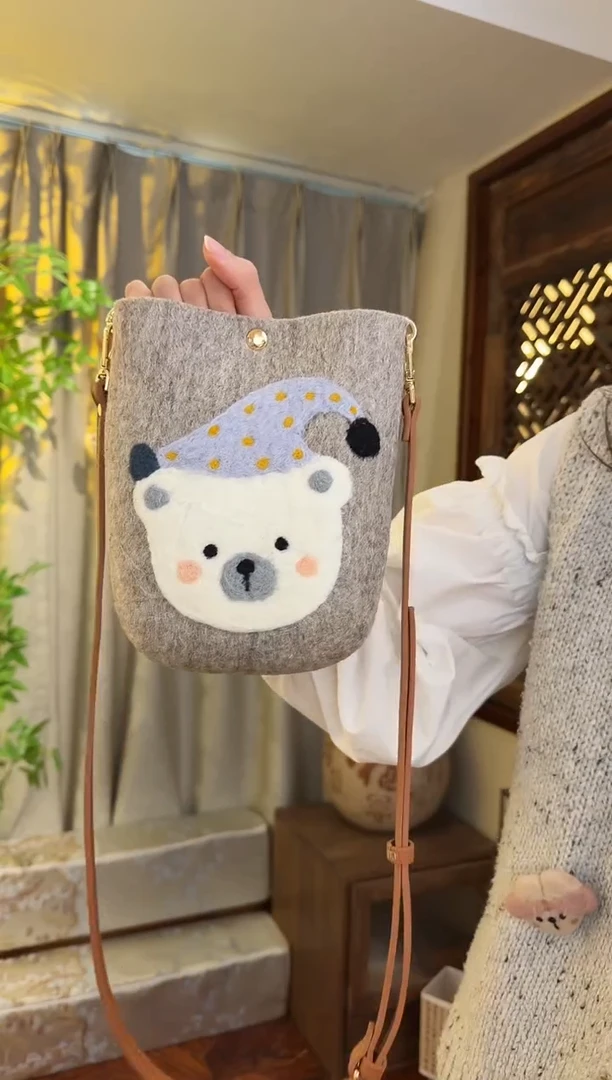 羊毛非遗羊毛毡包 手机包灰小熊
