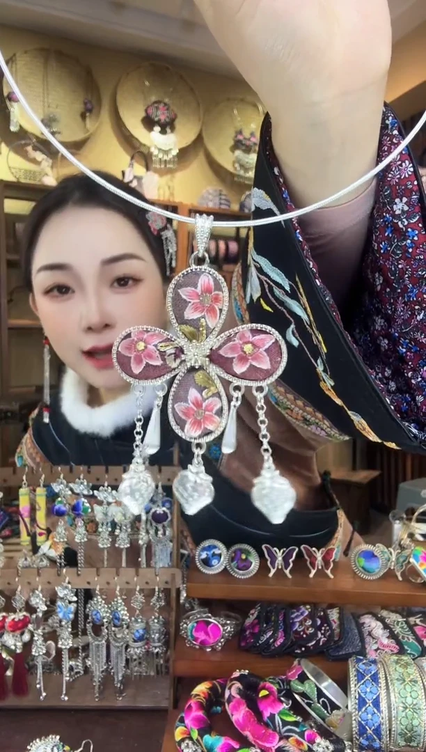 刺绣非遗刺绣民族风吊坠