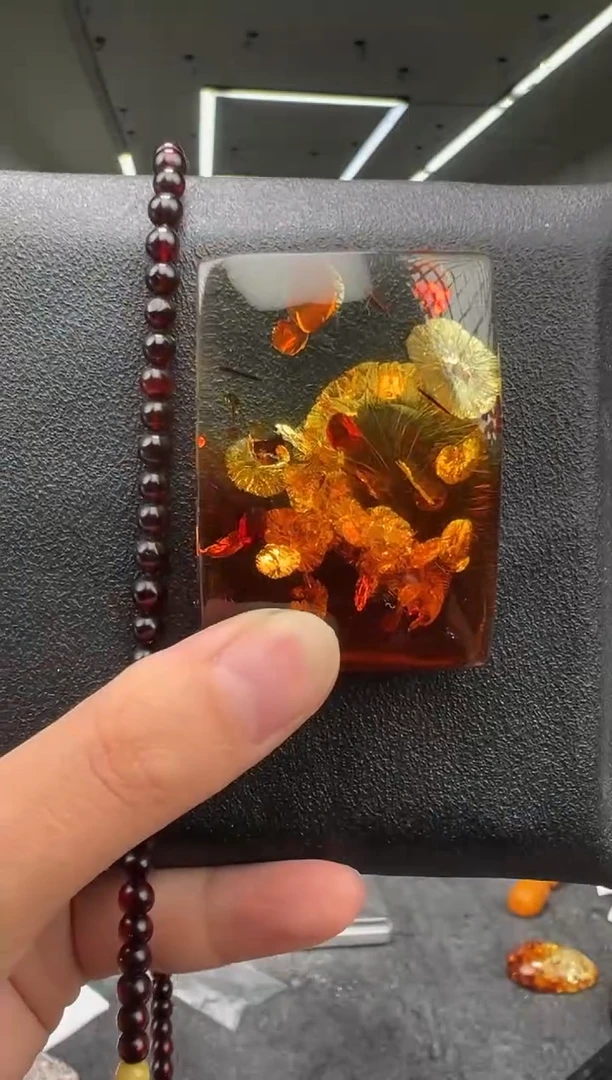 未镶嵌颈饰琥珀（花珀）吊坠