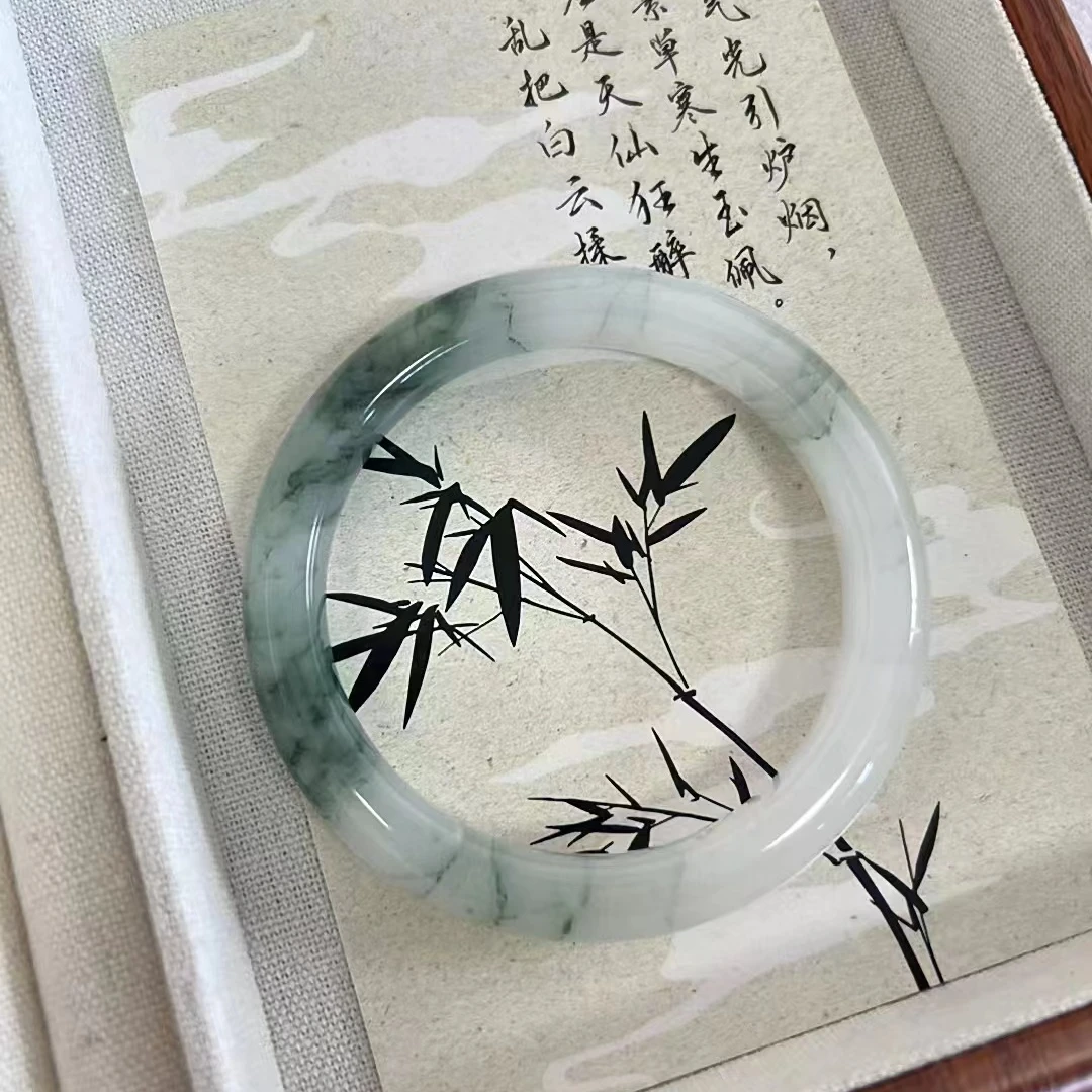天山翠玉石手镯一条