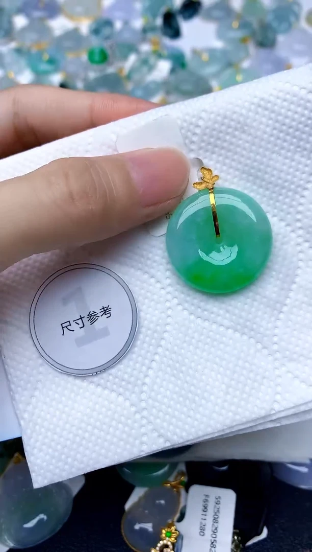 颈饰18K金镶嵌翡翠天然A货翡翠